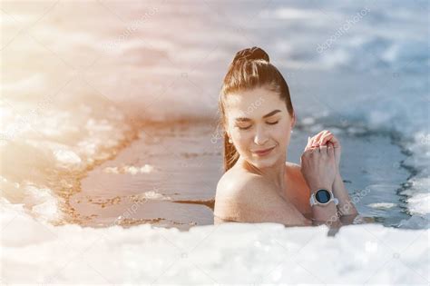 Chica Con Bikini Y Un Reloj En El Agujero De Hielo Del Lago Congelado Mujer Endureciendo El
