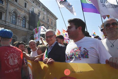 Boschi Schlein E Gualtieri Pizzicati Da Pizzi Al Roma Pride 2023 Le