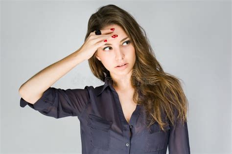 Netter Moderner Junger Brunette Stockfoto Bild Von Entspannt Blick