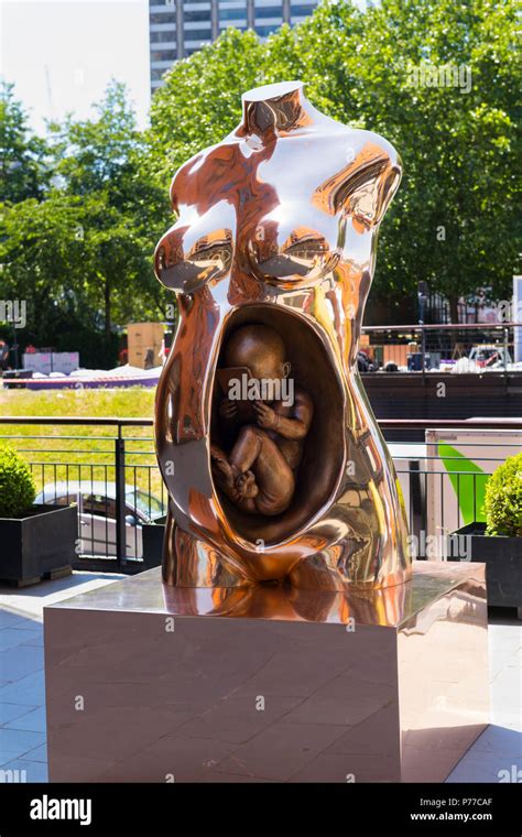 Southbank London Embankment Brillant Poli Moderne Statue En Bronze Sculpture Femme Enceinte