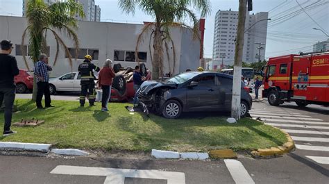 Ve Culos Colidem Caminhonete Capota E Duas Pessoas Ficam Feridas Em