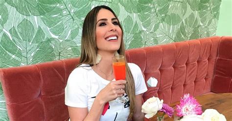 Televisión Con profundo escote Carolina Soto muestra el resultado de