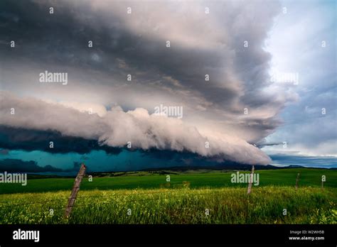 Bedrohliche Dunkle Wolken Stockfotos Und Bilder Kaufen Alamy