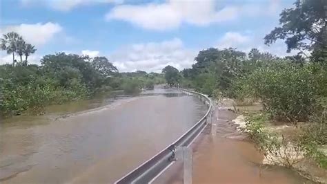 Veja vídeos ponte fica interditada após trecho alagar em Piripiri na