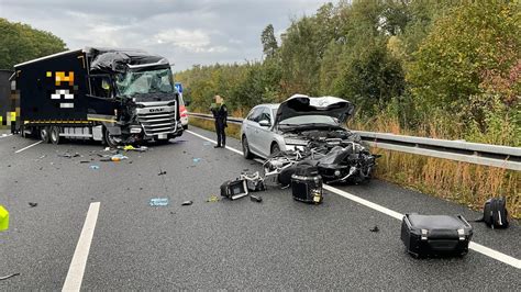 Massen Karambolage Auf A Bei Helmstedt Motorradfahrer Verletzt