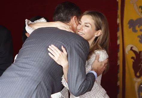 El Beso De Doña Letizia Y Don Felipe Doña Letizia Momentos Románticos Familia Real Española