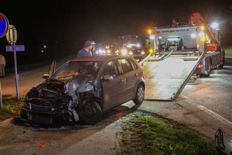 Kollision Zwischen Traktor Und Auto Auf Pyhrnpass Stra E In Thalheim