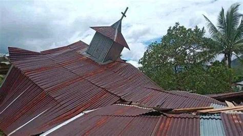 Hujan Disertai Angin Kencang Gedung Kapela Stasi Munda Manggarai Timur