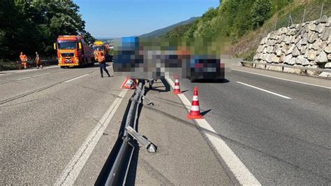 Lastwagen M Ht Auf A Bei H Gendorf Alle Leitplanken Um Und Landet In