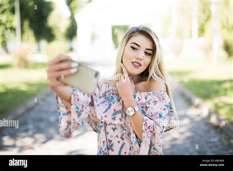 Jeune Fille Blonde Relaxante Banque De Photographies Et Dimages Haute R Solution Alamy