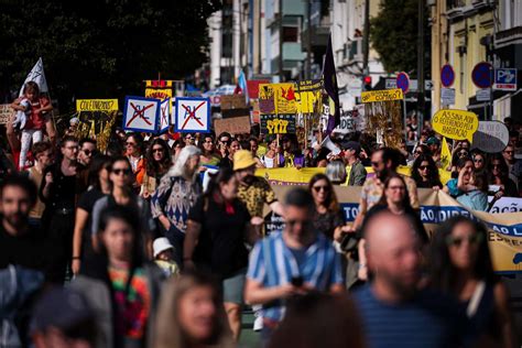 Milhares De Pessoas Manifestaram Se Em Lisboa Pelo Direito Habita O