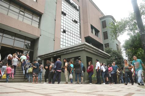 Jóvenes corrieron al TSE para poder votar La Nación