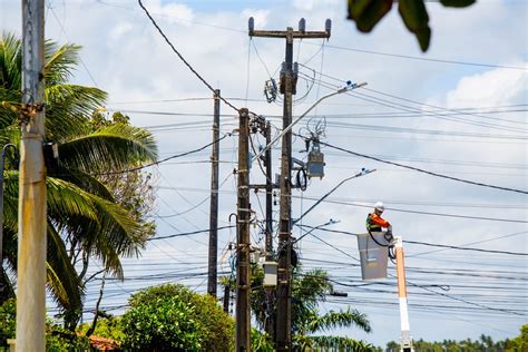 Operação retira fios irregulares de postes de energia na Avenida