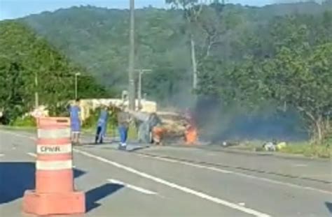 Tudo Parado Ve Culo Incendiado Na Sc Deixa Tr Nsito Desordenado