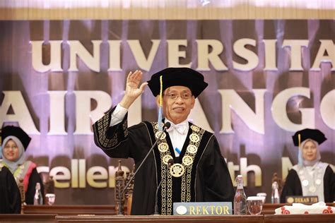 Mewisuda Lulusan Rektor Unair Tekankan Optimisme Menatap Masa Depan