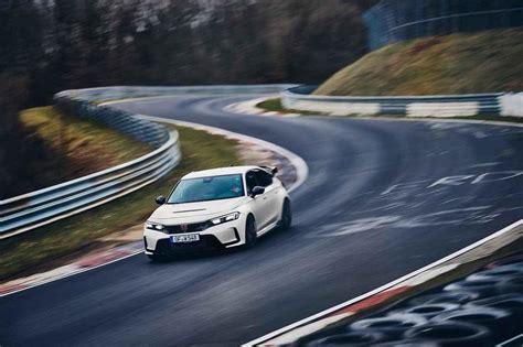 Honda Civic Type R Si Připisuje Rekord Za Nejrychlejší Kolo Na Nürburgringu Tipcars Největší