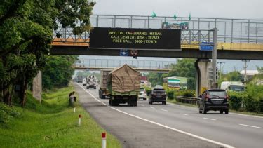 Jelang Tahun Baru Hampir Juta Kendaraan Melintas Di Jalan Tol