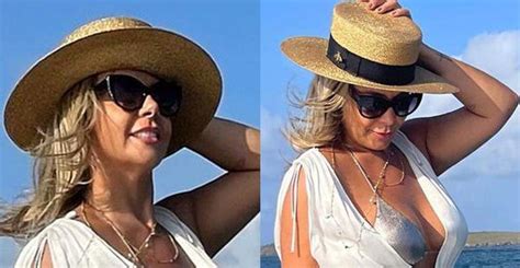 Aos 43 Anos Carla Perez Posa Em Barco De Luxo Look Transparente E