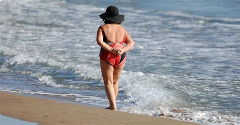 Wy Mia Y Jej Bikini Upokorzona Matka Cisn A Strojem K Pielowym Wp Kobieta