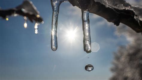 Wetterbericht für den 20 01 2024 Winter mit Sonne blauem Himmel und