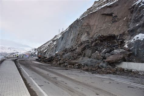 Hakkari De Kaya Par Alar Nedeniyle Kapanan Kara Yolu A Ld