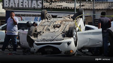 FOTOS Joven conductor vuelca su vehículo tras chocar en la avenida