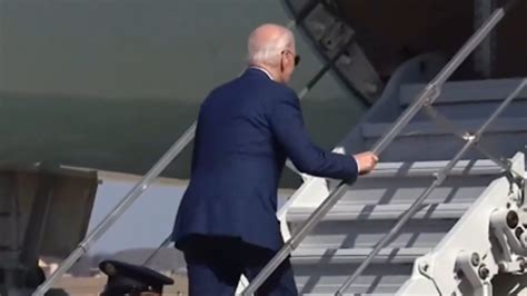 Biden benutzt kürzere Treppe und stolpert trotzdem oe24 at