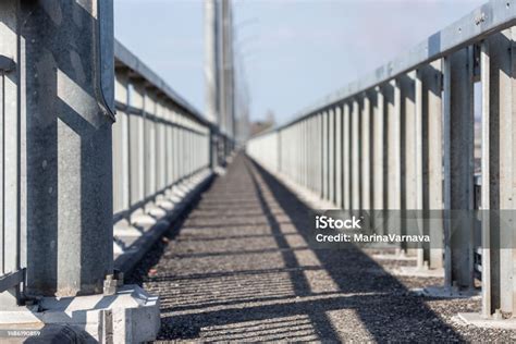 Penghalang Keamanan Trotoar Pejalan Kaki Di Jembatan Perspektif Trotoar