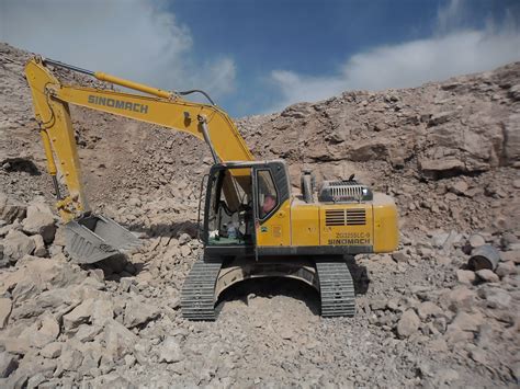 What is the Difference Between Excavators and Wheel Loaders | Multico Blog