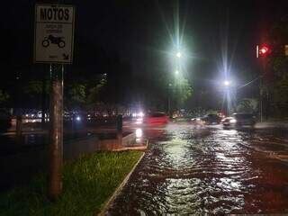 Chuva Forte Deixa Avenida Alagada E Bairro Sem Luz Nesta Segunda