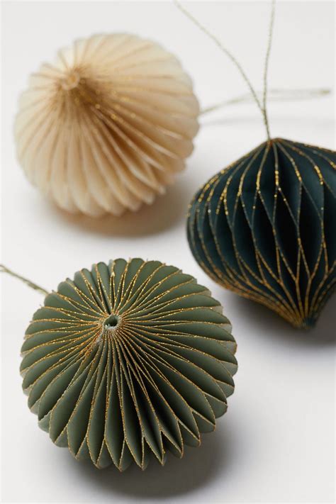 Sustainable Christmas Decor And Festive Decorating Style Curator Christmas Crafts Paper