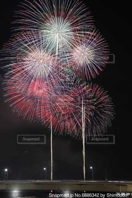 夜空に打ち上げられる花火の写真・画像素材 6886342 Snapmart（スナップマート）