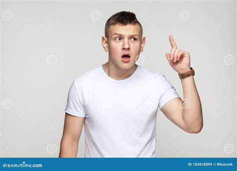 El Finger Gay Joven Ascendente Y Tiene Una Idea Imagen De Archivo Imagen De Fondo Cara