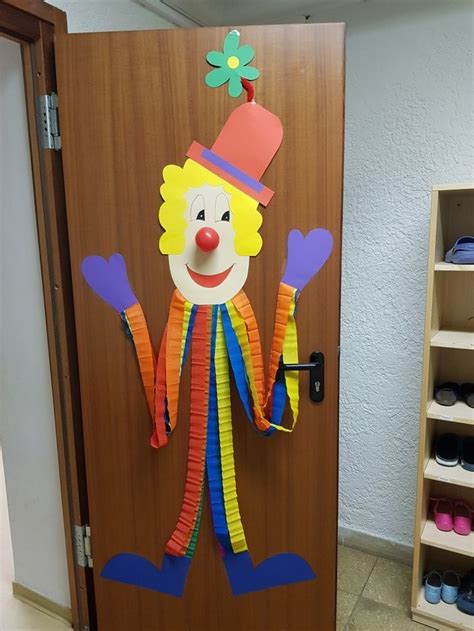 Ein Clown Der Gute Laune Verbreitet Und Die Kinder Schon Auf Fasching