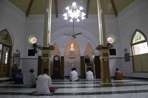 Foto Umat Muslim Perbanyak Baca Al Quran Di Bulan Ramadhan