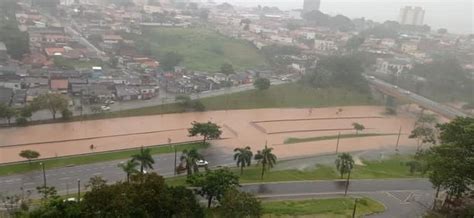 Chuva intensa alaga vias e causa transtornos em São José Life Informa