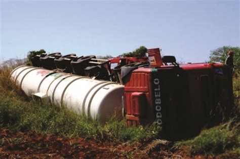 Barra de direção quebra e carreta 40 mil litros de diesel tomba na