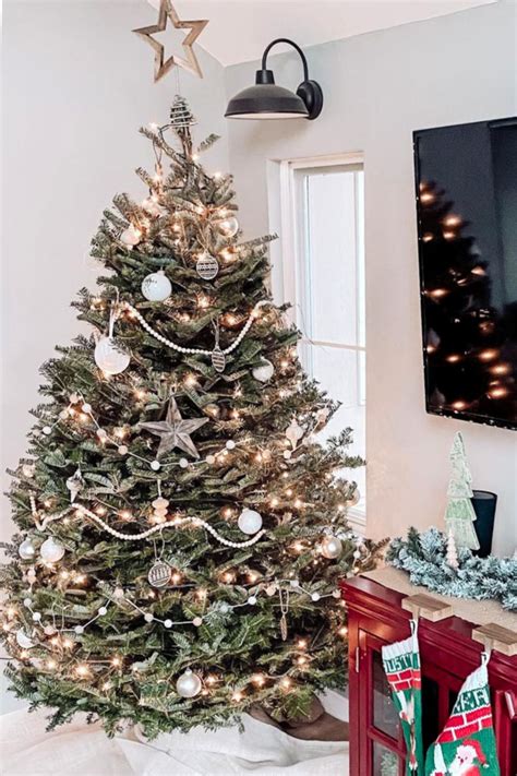 37 Farmhouse Christmas Tree Ideas That'll Put You In The Spirit