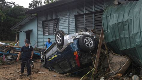 14 Dead 70000 Displaced In Malaysian Floods