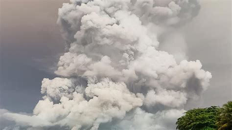 Indonesia S Mount Ruang Erupts Again Closes International Airport