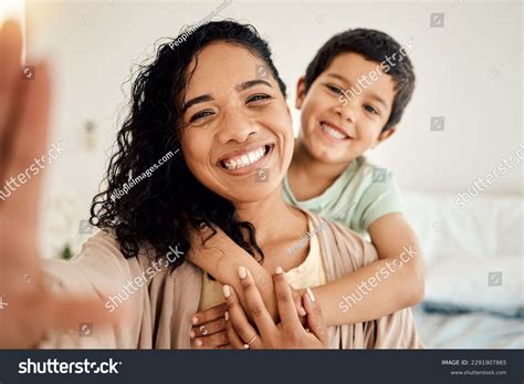 535360 Abbracciare Figlio Immagini Foto Stock E Grafica Vettoriale Shutterstock