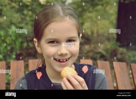 Fille Assise Sur Un Banc Banque De Photographies Et Dimages Haute