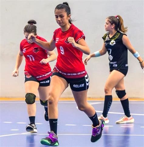 Atleta De Handebol Beneficiada Pelo Bolsa Esportiva Contratada Por