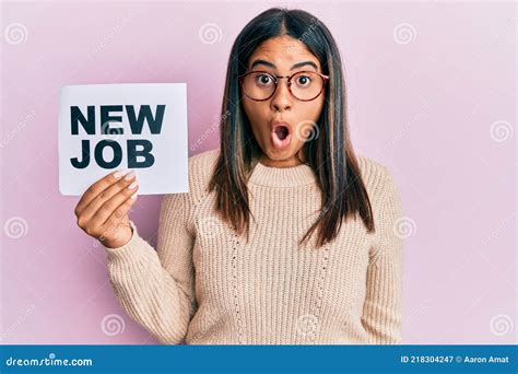 Jovem Latina Segurando Uma Nova Mensagem De Emprego No Papel Assustada E Surpreendida Boca