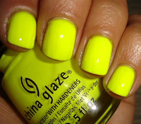 My Chihuahua Bites China Glaze Yellow Polka Dot Bikini J ai osé le jaune fluo