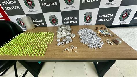 Polícia Militar prende suspeitos cumpre mandado e apreende armas e