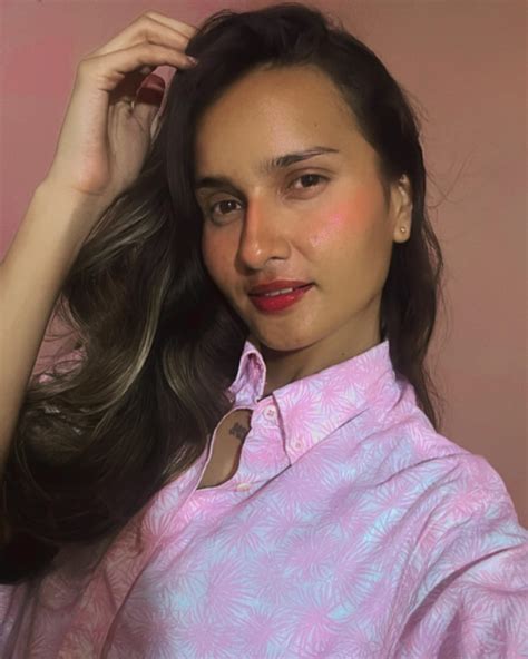 Laura Martinez Aray (@lauramartinez.0) • Instagram photos and videos