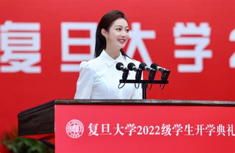 中播网 —— 东方卫视新主播冯琳在复旦开学典礼发言，网友：这是开了挂的人生啊！