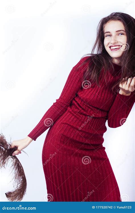 Jovencita Brunette Dama Moda Chica Vestida De Rojo Con El Concepto De Feather Elegante People