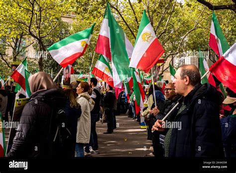 Manifestantes Se Reunieron En La Place Diéna Para Protestar Contra La Represión Iraní De Las